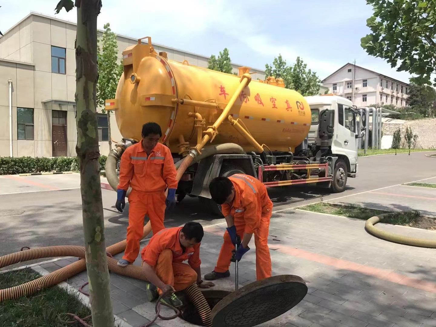 长乐管道疏通车停在窨井附近