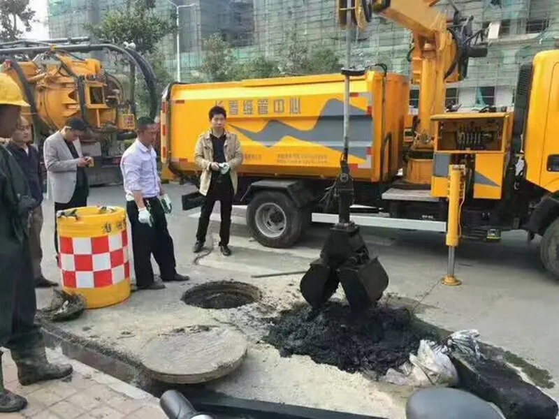 长乐街道：网格员化身“清道夫”，为民解忧疏通“堵心”化粪池