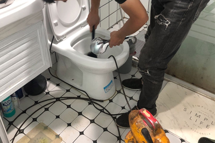 长乐马桶堵塞自己疏通还是找师傅?专业上门服务让你省时更省心